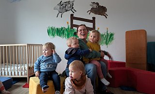 Andrea Eckel-Thamm bemüht sich, die Kinder angesichts des Pressebesuchs zu beruhigen. - Alex Wall