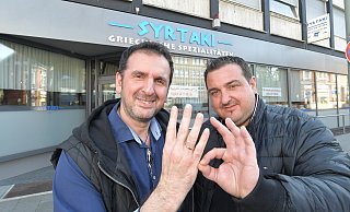 Den 40. Restaurant-Geburtstag hatten sich die Betreiber Christos (47, links) und Panos (43) Lakos anders vorgestellt. - Jens Dünhölter