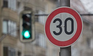 Flächendeckend Tempo 30 in der Innenstadt. Das ist nur eine Forderung für die Verkehrswende in Herford. - Jörg Carstensen/dpa