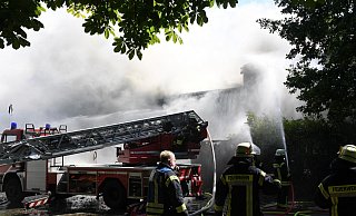 Der verheerende Brand einer Tennishalle beschäftigte die Einsatzkräfte am Donnerstag mehrere Stunden. - Andreas Eickhoff