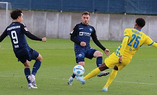 Die SCP-Akteure Marco Pledl (M.) und Mika Baur (l.) setzen den Braunschweiger Sanoussy Ba unter Druck. - Frank Beineke