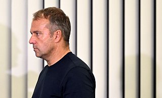 Bundestrainer Hansi Flick steht nach einer erneuten Blamage schwer unter Druck. - Julian Stratenschulte/dpa