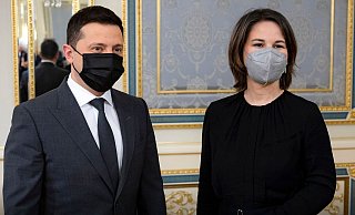 Ukraines Präsident Wolodymyr Selenskij und Außenministerin Annalena Baerbock in Kiew. - Foto: Uncredited/Ukrainian Presidential Press Office/AP/dpa