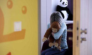 Ein 66-jähriger Gütersloher missbrauchte mehrfach die Kinder einer Nachbarsfamilie. Nun wurde er verurteilt. - dpa