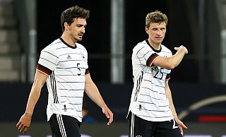Sollen vorangehen beim DFB-Team: Mats Hummels (l) und Thomas Müller. - Foto: Christian Charisius/dpa