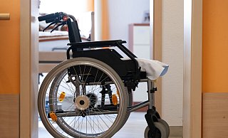 Wer alt wird, wird häufiger krank. Eine alternde Bevölkerung bedeutet für die Krankenkassen stark steigende Ausgaben. (Symbolbild) - Sebastian Kahnert/dpa