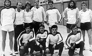 Der HV Wöhren und die TG Werste waren lange Zeit die heimischen Aushängeschilder im Faustball-Sport. Damals mit dabei waren Olaf Stötefalke (stehend v.l.), Udo Berns, Rudi Frenzel, Rolf Sunderbrink, Volker Stühmeier, Peter Angres, Ralf Vahle; sowie Jürgen Schulz (vordere Reihe v.l.), Andreas Schmidt, Gerfried Hirschberger und Ralf Steineberg. - FOTO: NW