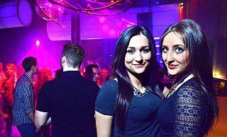 Modernes Design: Der Elephant-Club setzt auf ein futuristisches Interieur. Das gefällt auch Indira Peters und Katharina Littau. Mit dem aktuellen Umbau wird der Laden von der Einrichtung bis zum Fußbodenbelag auf der Terrasse nochmals aufgehübscht. 1.000 Gäste fasst der Club im neuen Bahnhofsviertel. - Barbara Franke