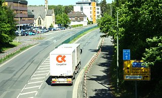 Graues Flickenmuster: Nur dort, wo die Landesstraße 756 durch die Sennestadt verläuft, ist sie noch nicht saniert. Jetzt soll zumindest der Asphalt erneuert werden. - Susanne Lahr