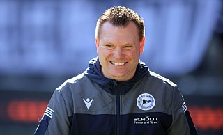 Aus dem bis dato erstaunlich ruhigen Uwe Koschinat brach es mit dem 1:1-Remis heraus. Gemeinsam mit 18.000 Zuschauern peitschte er die Arminia hin zu zwei besonders emotionalen Momenten. - Oliver Krato