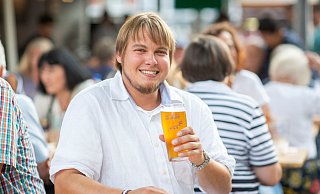 Geselliger Typ: Benjamin Krüger genießt auf dem Abendmarkt am Klosterplatz auch gerne mal ein gutes Bier vom Brauhaus. - Oliver Krato