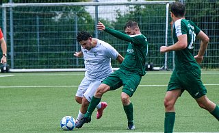 Heepens Muhittin Yavrucu (l.) setzt sich in dieser Szene gegen einen Akteur des FC Gütersloh II durch. - Andreas Zobe