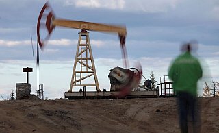 Eine Tiefpumpe steht in der Nähe der Stadt Usinsk, 1500 Kilometer nordöstlich von Moskau. - Dmitry Lovetsky/AP/dpa