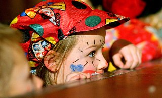 Farbenfrohe Kostüme gehören zum Karneval gerade für Kinder dazu. - picture-alliance/ dpa/dpaweb