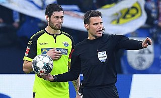 Felix Brych pfiff in seiner langen Karriere auch zwölf Pflichtspiele mit Beteiligung des SC Paderborn. Hier ist er im Februar 2020 beim SCP-Auswärtsspiel auf Schalke mit Christian Strohdiek zu sehen. Am Sonntag wird Brych nun als DFB-Pokal-Losfee im Einsatz sein. - picture alliance