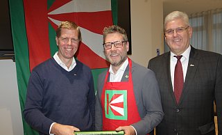 Peter Lücke (l.) war 18 Jahre lang Sprecher des Festausschusses für den Katharinenmarkt. Er gibt den Staffelstab nun an Ralf Engelmeier weiter. Bürgermeister Werner Peitz gratulierte. - Uwe Müller