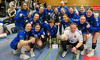 Das Maß aller Dinge: Die Jöllenbecker Handballfrauen feiern den Kreispokalsieg. - Andreas Zobe