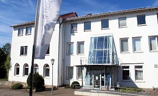 Nach drei Atmszeiten wird Hans Hermann Bluhm seinen Stuhl im Rathaus in Peckelsheim räumen. - burkhard battran
