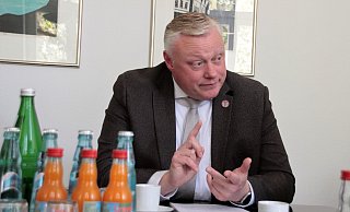 Bürgermeister Daniel Hartmann hat als Verwaltungschef die Hoheit über Personalangelegenheiten. Die UWG will ihm auf die Finger schauen. - David Schellenberg