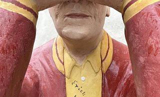 Unbekannte haben mit einem Schreibwerkzeug den Namen "Erich Mielke" auf die Skulptur geschrieben. - Ralf T. Mischer