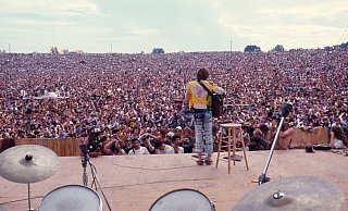 Das legendäre Bild. Es zeigt den fast einsamen Musiker John Sebastian vor 500.000 Besuchern auf der "Woodstock-Wiese". - Henry Diltz