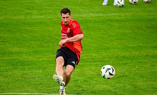 Ungarns Willi Orban beim Torschusstraining. - Tom Weller/dpa