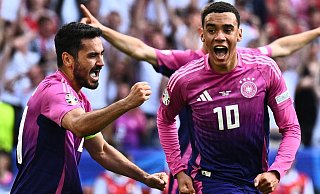 «Es ist so eine Freude, mit ihm zu spielen», schwärmte Kapitän Ilkay Gündogan (l) über Spieler-Kollegen Jamal Musiala (r). - Tom Weller/dpa