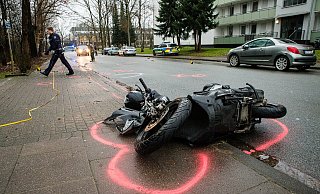 Polizeibeamte sichern im Dezember 2017 auf und an der Brückenstraße Spuren des Unglücks - Christian Mathiesen