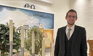 Seit 1. Januar 2024 leitet der 28-jährige Philipp Niemann das gleichnamige Bestattungshaus. Hier steht er in der Trauerhalle in Kirchlengern. Er hat das Unternehmen, das vot zwei Jahren 100-jähriges Bestehen feierte, von seinem Vater Jürgen Niemann übernommen. - Natalie Gottwald