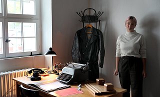 Clara Schmitt hat das Vernehmungszimmmer der Herforder Polizei zu NS-Zeiten nachgestellt. Der Raum entfaltet spontan eine bedrückende Wirkung. - Frank-Michael Kiel-Steinkamp