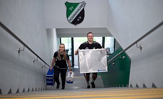 Rödinghausen, Deutschland 08.02.2020:Regionalliga West - 2019/2020 - SV Rödinghausen vs. VfL Sportfreunde Lotte(L-R) Janine Herscher (Physiotherapeutin Rödinghausen), Thore Patzki (Betreuer Rödinghausen)Fotos: Noah Wedel - Noah Wedel