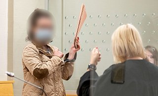 Die Angeklagte (25) steht im Saal des Landgerichts. Ihr wird heimtückischer Mord am Bielefelder Kadir A. vorgeworfen. - picture alliance / dpa