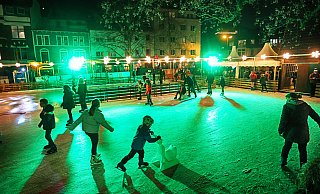 Auf dem Klosterplatz können Weihnachtsmarkt-Besucher eislaufen oder Eisstockschießen ausprobieren. - Sarah Jonek