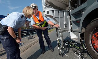 Immer häufiger verunglücken Radfahrer auf den Straßen im Kreis Herford. Dieses Foto zeigt nicht den Verkehrsunfall in Löhne. - Raimund Vornbäumen