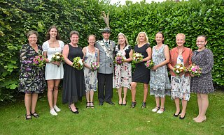 Das neue Regentenpaar Dirk Ciesla und Elke Exner (Mitte) und die Throndamen Frauke Nixdorf, Nadine Schindowski, Anja Hilker, Britta Ciesla sowie Ivette Klocke, Jana Meyer, Inge Schindowski und Daria Bunte (v. l.) freuen sich auf ein schönes Schützenjahr. - Karin Prignitz