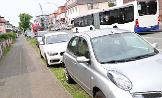 An der Riemekestraße werden viele Autos auf dem Randstreifen geparkt, der bis zum Tornado von zahlreichen Bäumen gesäumt war. - Holger Kosbab