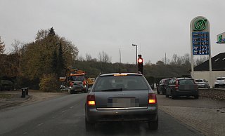 Die Autofahrer müssen Wartezeiten an der Ampel vor dem Tunnel einkalkulieren. - Simone Flörke