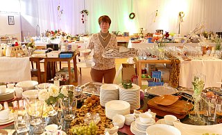 Wie beim Flohmarkt: Gudrun Büscher verkauft ihr Inventar. - Thorsten Mailänder