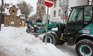 Radlader verladen die Schneeberge in der Warburger Innenstadt auf LKW, die sie auf dem Schützenplatz abkippen. - Dieter Scholz