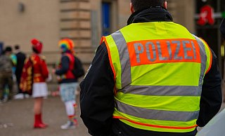 19 Mal musste die Polizei am Rosenmontag im Kreis Gütersloh ausrücken. - Symbolfoto/picture alliance