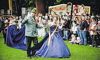 Königliche Freude: Die beiden Majestäten Dirk Scholl und Jana Mirk ernten auf dem Schützenplatz reichlich Beifall. - Besim Mazhiqi