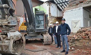 Erklärten die aktuellen Arbeiten und die kommenden Schritte: Olaf Schürmeye (KBB), Bauleiter Ulrich Stach, Günther Berg (KBB) und Architekt Mario Schurbohm. - Katharina Eisele