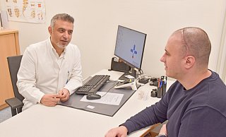 Während der Nachsorge untersucht der Paderborner Neurochirurg Abdulhannan Alaboud die künstliche Schädeldecke seines Patienten Pavlo L., der bald wieder arbeiten will. - Brüderkrankenhaus St. Josef Während der Nachsorge untersucht der Paderborner Neurochirurg Abdulhannan Alaboud die künstliche Schädeldecke seines Patienten Pavlo L., der bald wieder arbeiten will. - Brüderkrankenhaus St. Josef