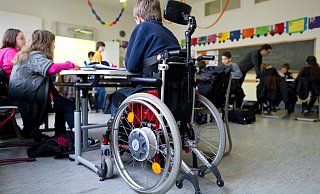 Kinder im Rollstuhl können an vielen Bielefelder Schulen nicht unterrichtet werden, weil sie gar nicht erst zu ihrem Klassenraum kämen. Denn Barrierefreiheit ist dort immer noch keine Selbstverständlichkeit. - picture alliance / dpa