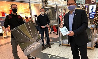 Regisseur Daniel Abma (v. l.) und Altbürgermeister Klaus Mueller-Zahlmann überreichen Bürgermeister Lars Bökenkröger eine DVD von "Autobahn". - privat