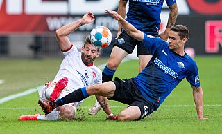 SCP-Mittelfeldspieler Maximilian Thalhammer (r.), hier im Duell gegen Nürnbergs Enrico Valentini, kann schon wieder mittrainieren. Auf solche Zweikämpfe soll der 24-Jährige aber erst einmal verzichten. - picture alliance/dpa