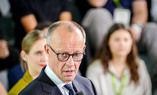 Es gibt einen neuen Papst - und Bundeskanzler Friedrich Merz gehört zu den ersten Gratulanten. - Kay Nietfeld/dpa