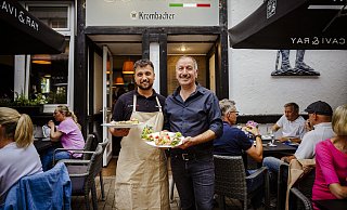 Sohn Edo Akbulut (v.l.) und Vater Enzo schmeißen das Restaurant gemeinsam. Nach den Ferien wollen sie jetzt richtig durchstarten. - Katrin Biller/La Trattoria