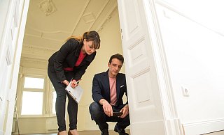 Möglicher Pilzbefall: Vor dem Kauf sollte ein Altbau von einem unabhängigen Sachverständigen kontrolliert werden. - Christin Klose/dpa-tmn