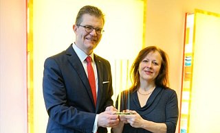 Arnd Paas, Vorsitzender des Vorstandes der Sparkasse Paderborn-Detmold, und Alexandra Sucrow, Vorsitzende des Kunstvereins Paderborn, mit der ausgelobten Stele. - Sparkasse